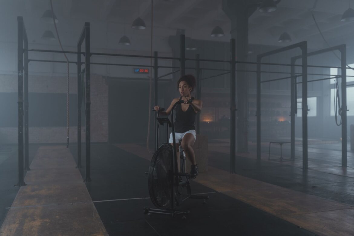 Fitness dla kobiet początkujące: plan, sprzęt i pierwsze 12 tygodni - ilustracja artykulu