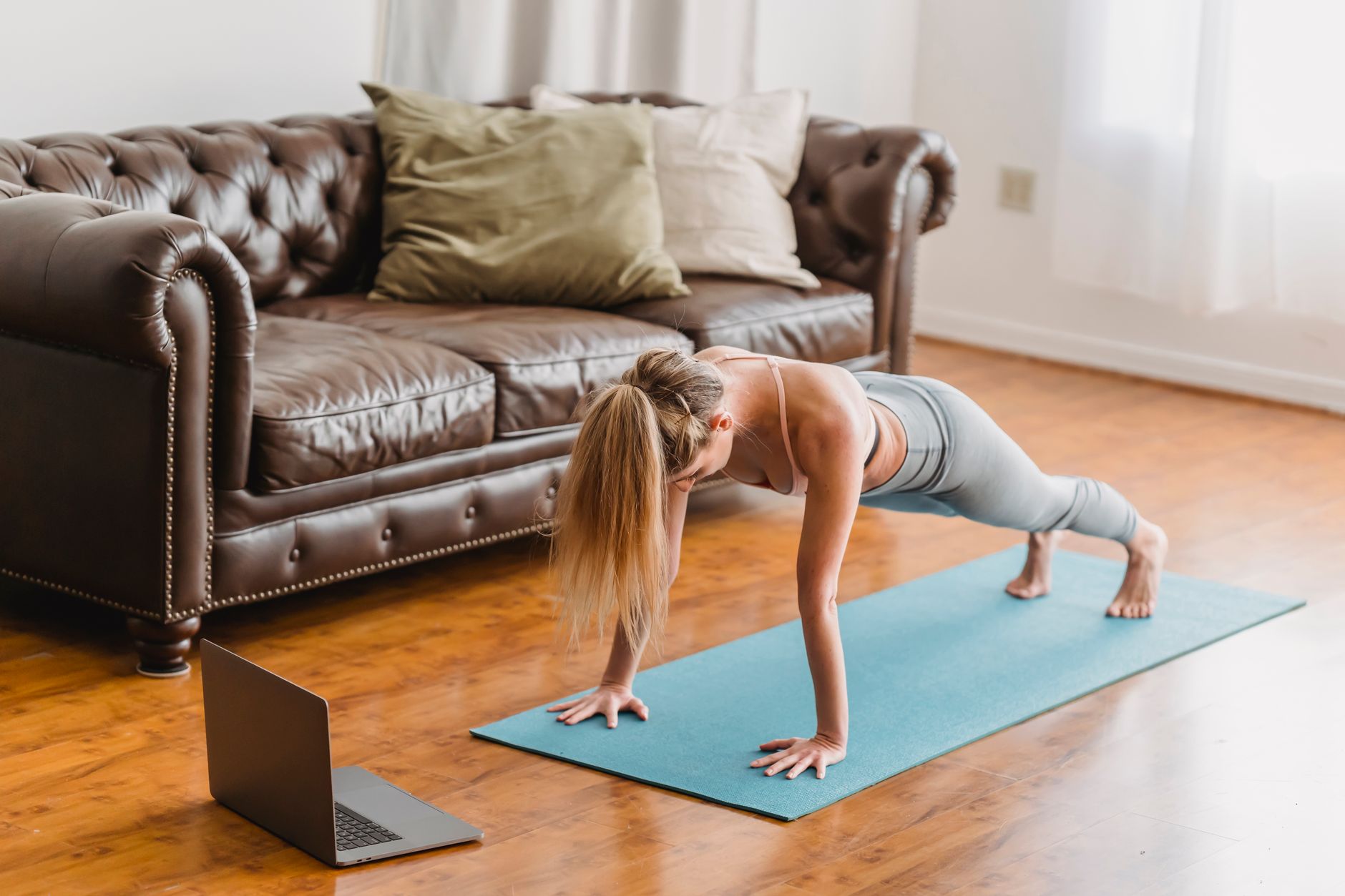 Ilustracja: Fitness online dla rowerzystów: jak trenować w domu i w Fitness online dla rowerzystów: jak trenować w domu i wrócić na trasę mocniejszym - zdjecie w tresci