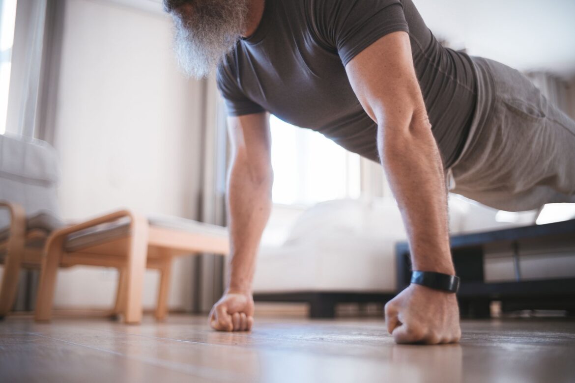 Fitness online dla rowerzystów: jak trenować w domu i wrócić na trasę mocniejszym - ilustracja artykulu